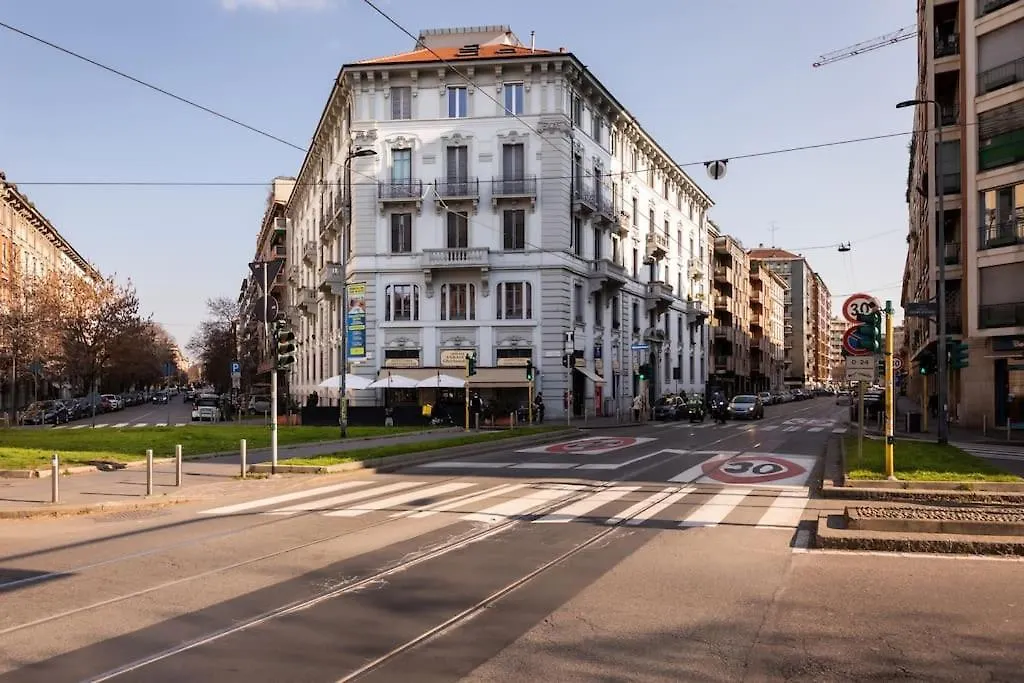 Central Apartment De Angeli Charm Residence Milan